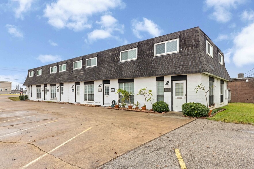 Primary Photo Of 2600 NASA Rd 1, Seabrook Medical For Sale