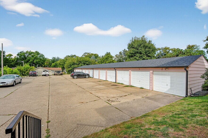 More Photos Of 800 13th St, West Des Moines Apartments For Sale