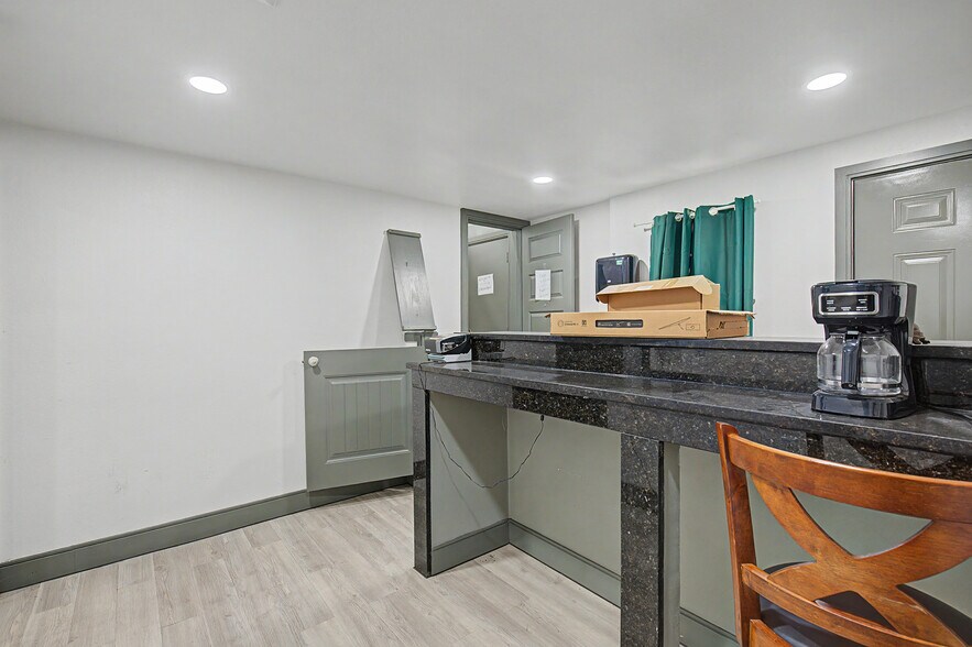 More Photos Of 102 W 4th St, Hearne Storefront For Sale