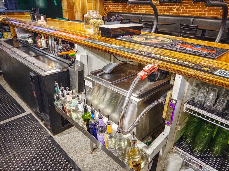 More Photos Of 114 E 5th St, Wahoo Bar For Sale