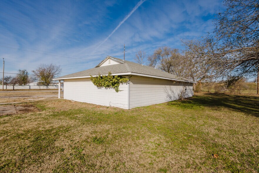 More Photos Of 5110 S Hydraulic St, Wichita Freestanding For Sale