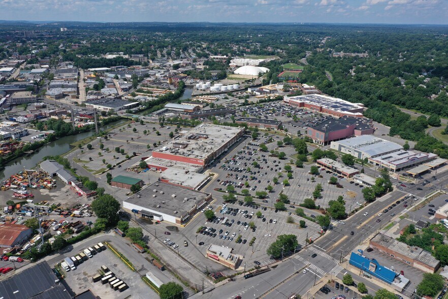 More Photos Of 847-894 Pelham Pky, Pelham Manor Unknown For Lease