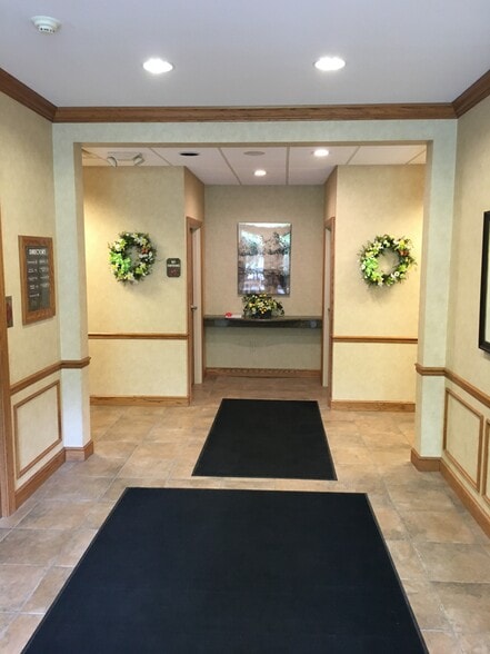 More Photos Of 1188 Bell St, Chagrin Falls Office For Lease