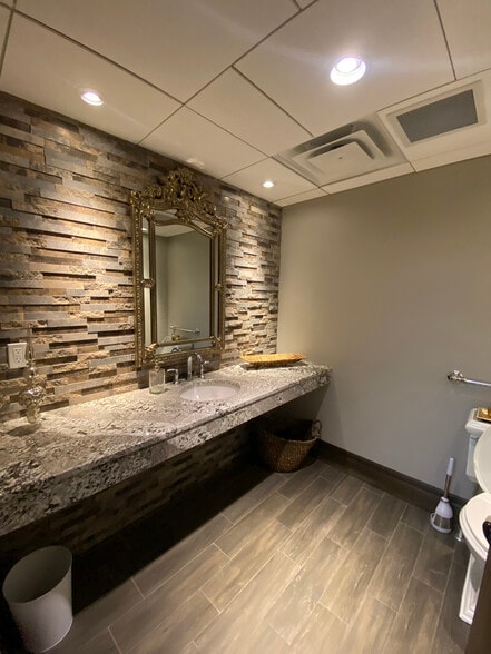 More Photos Of 424 Waterloo St, London Medical For Lease