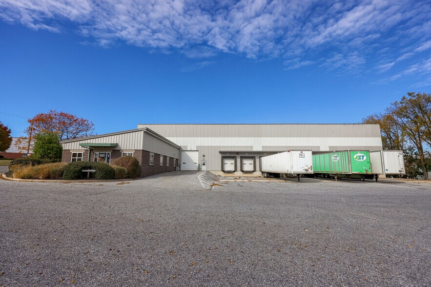 More Photos Of 300 Commerce Dr, New Holland Distribution For Lease
