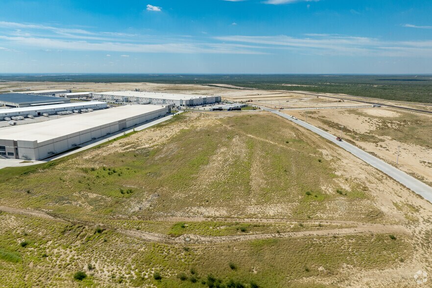 More Photos Of 15409 Fatima Dr, Laredo Industrial For Lease