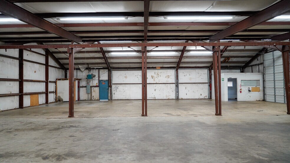 More Photos Of 823 W Broadway Ave, Fort Worth Warehouse For Lease