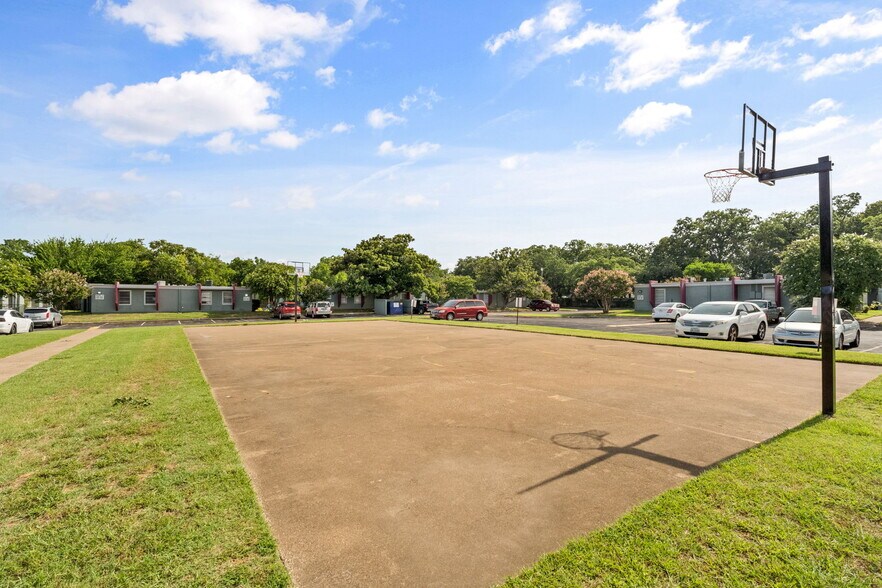 More Photos Of 5901 S Calloway Dr, Fort Worth Multifamily For Sale