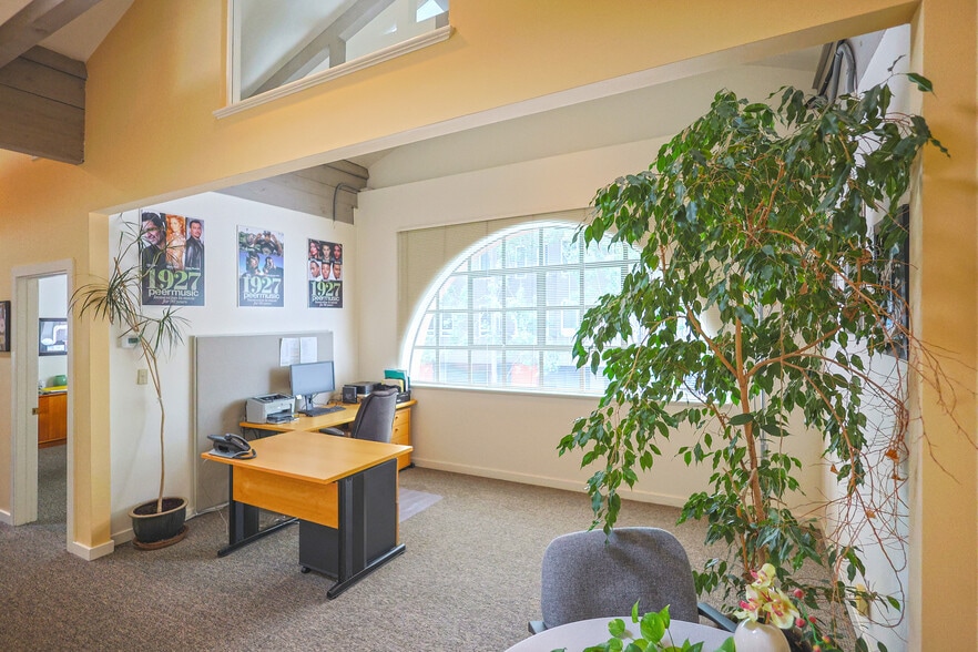 More Photos Of 2395-2399 Shattuck Ave, Berkeley Unknown For Lease