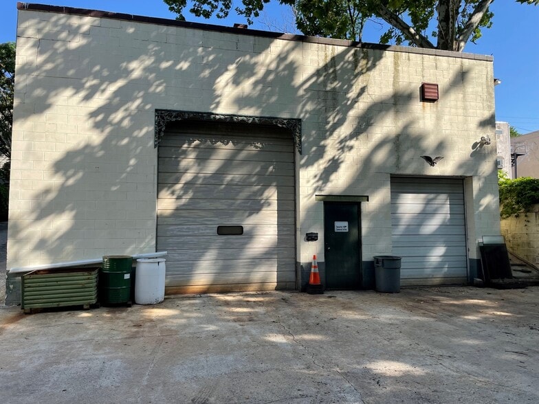 More Photos Of 916 Chester Pike, Prospect Park Showroom For Lease