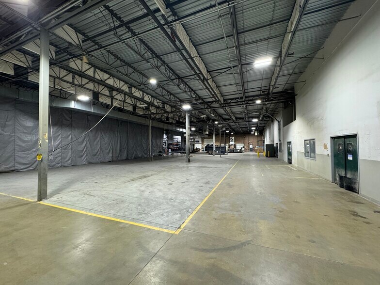 More Photos Of 27 Production Dr, Dover Distribution For Lease