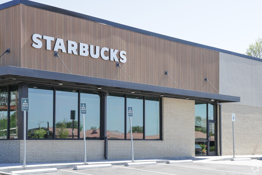 More Photos Of 208 Blake Dr, Wagoner Fast Food For Lease