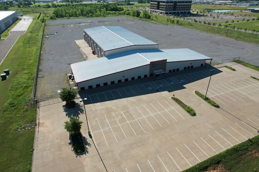 More Photos Of 220 N Sara Rd, Oklahoma City Service For Lease