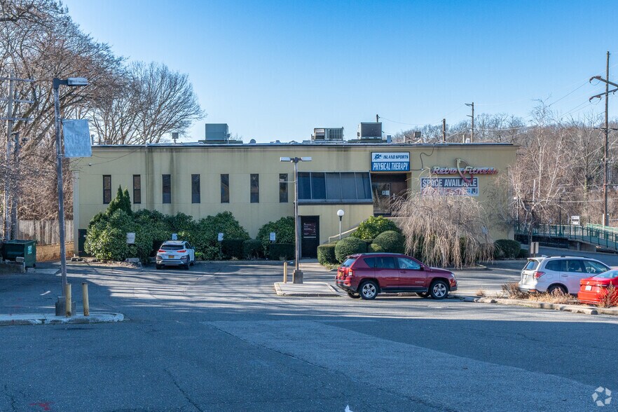 More Photos Of 4 Cedar Swamp Rd, Glen Cove Office For Sale