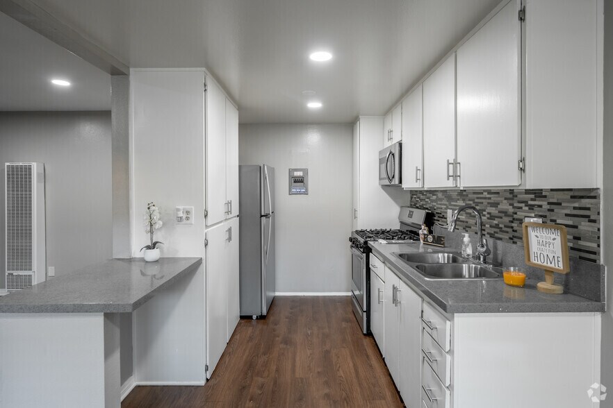 More Photos Of 291-293 Avocado St, Costa Mesa Apartments For Sale
