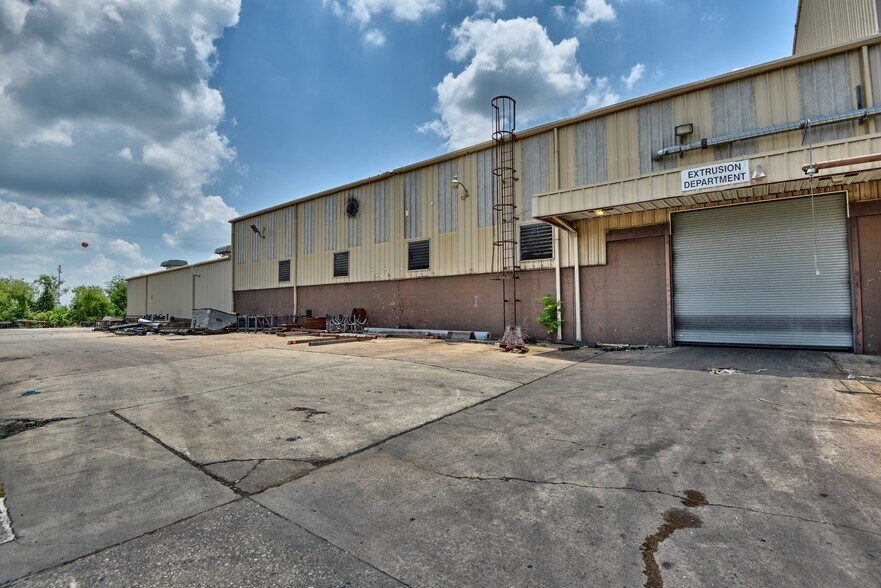 More Photos Of 1901 Longwood Dr, Brenham Manufacturing For Sale