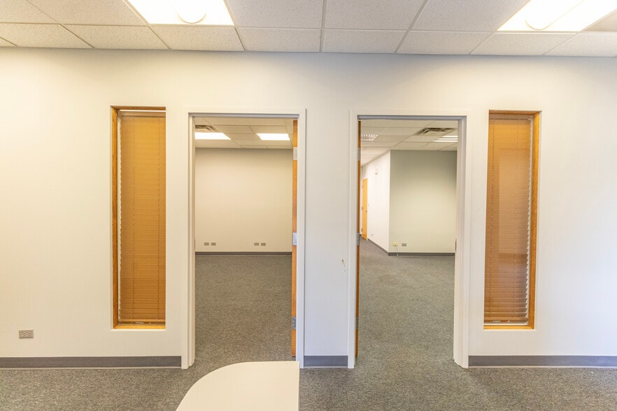 More Photos Of 450 Bennett Rd, Elk Grove Village Warehouse For Lease