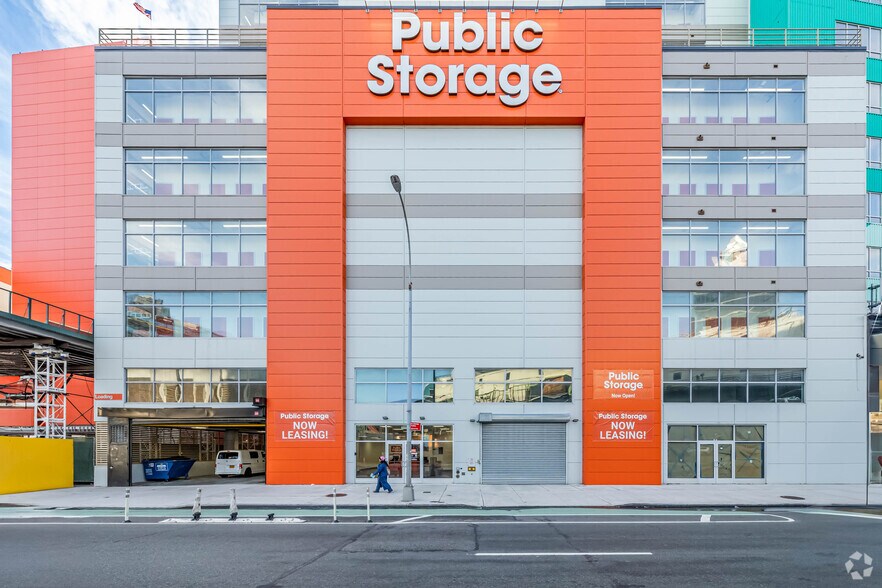 More Photos Of 3108 Northern Blvd, Long Island City Showroom For Sale