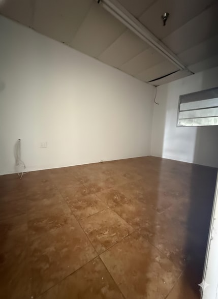 More Photos Of 4437-4451 Old Winter Garden Rd, Orlando Flex For Lease