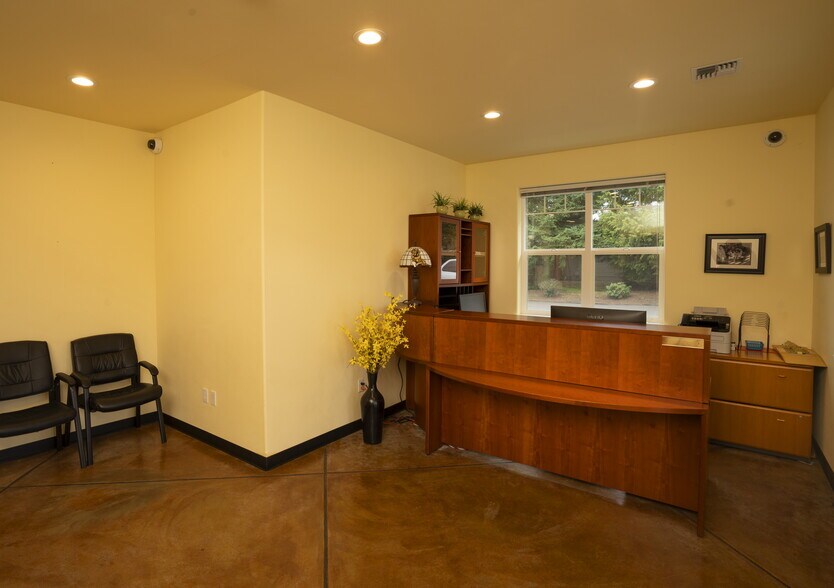 More Photos Of 660 N 7th Ave, Sequim Veterinarian Kennel For Sale