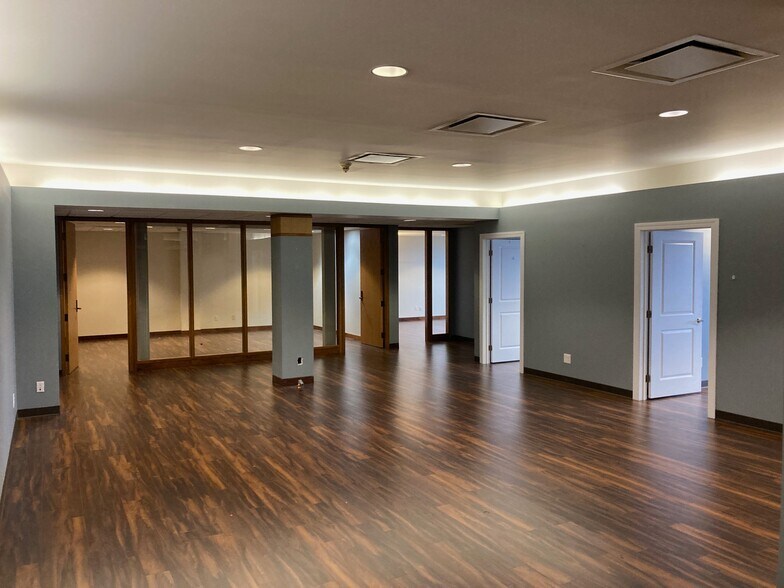 More Photos Of 222 E Main St, Belleville Office For Lease