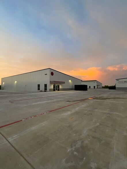 More Photos Of 30934 Westbound Katy, Brookshire Unknown For Lease