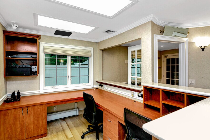More Photos Of 126 Gnarled Hollow Rd, Setauket Office Residential For Sale