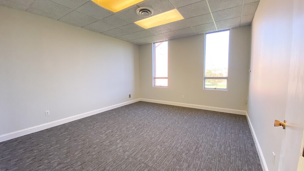 More Photos Of 80 Maple Ave, Smithtown Office For Lease