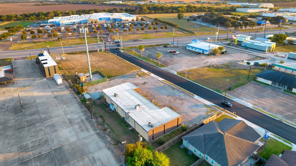 More Photos Of 104 Teakwood Dr, Victoria Medical For Sale