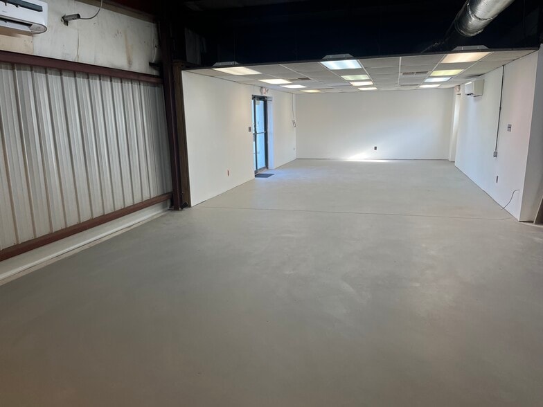 More Photos Of 11565 Memorial Parkway Pkwy, Huntsville Flex For Lease