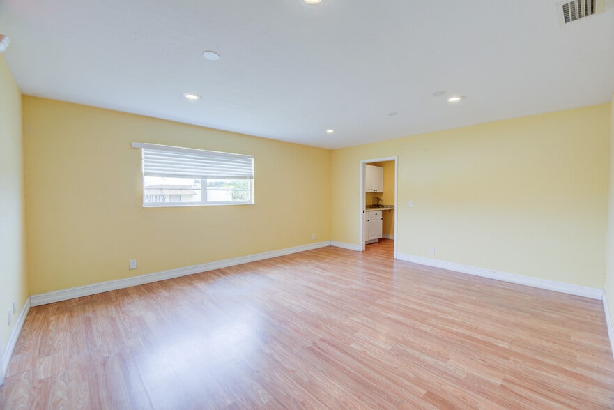 More Photos Of 359 10th St, West Palm Beach Storefront Retail Office For Sale