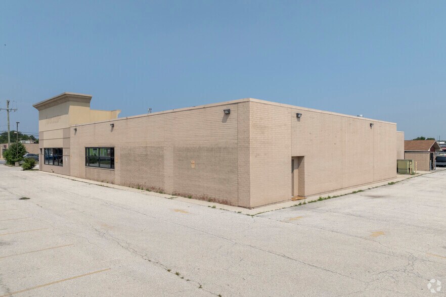 More Photos Of 13343 Cicero Ave, Crestwood Health Club For Lease