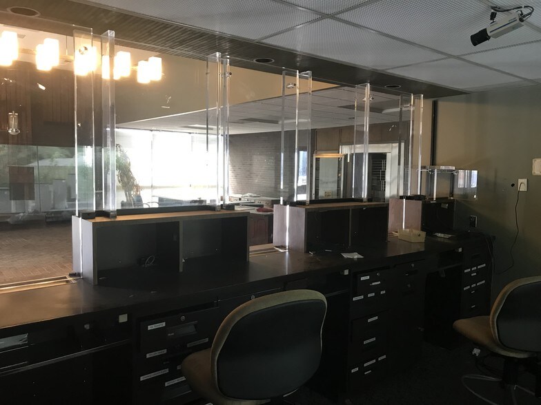 More Photos Of 10321 Blue Ridge Blvd, Kansas City Bank For Lease