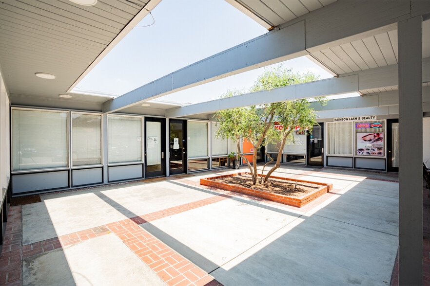 More Photos Of 370 W Sierra Madre Blvd, Sierra Madre Storefront For Lease