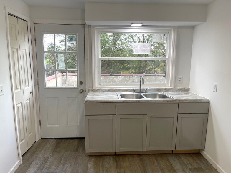 More Photos Of 2627 Waynesburg Dr SE, Canton Storefront Retail Residential For Sale