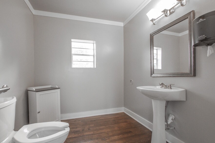 More Photos Of 209 E University Dr, Denton Medical For Lease