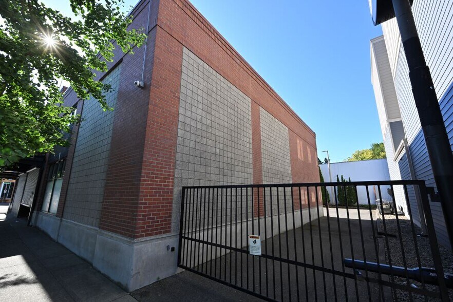 More Photos Of 1636 E Burnside St, Portland Office For Sale