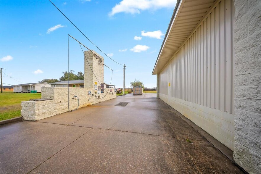 More Photos Of 105 Myrtle Dr, Lockport Carwash For Sale