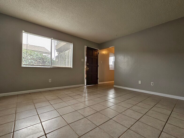 More Photos Of 2711 Hollyhock Ln, Bakersfield Apartments For Sale