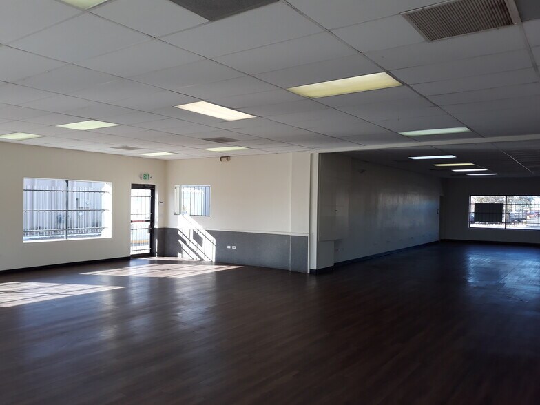 More Photos Of 1551 Chambers Rd, Aurora Freestanding For Lease