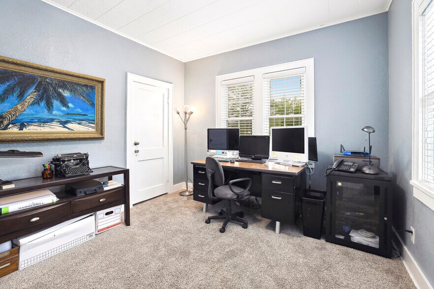 More Photos Of 355 N College Ave, Fayetteville Office Residential For Lease