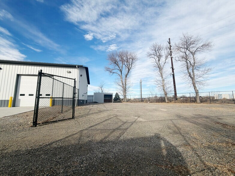 More Photos Of 1415 E Railroad St, Laurel Warehouse For Lease