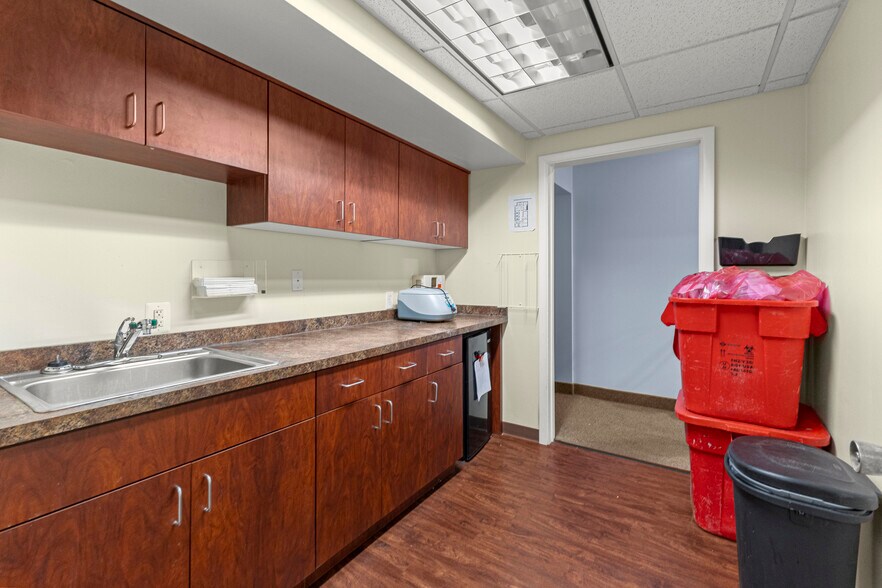 More Photos Of 13403 W 7 Mile Rd, Detroit Medical For Lease