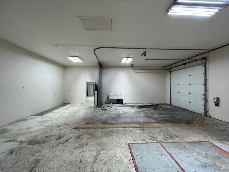More Photos Of 1429 Dubois St, Fort Wayne Service For Lease