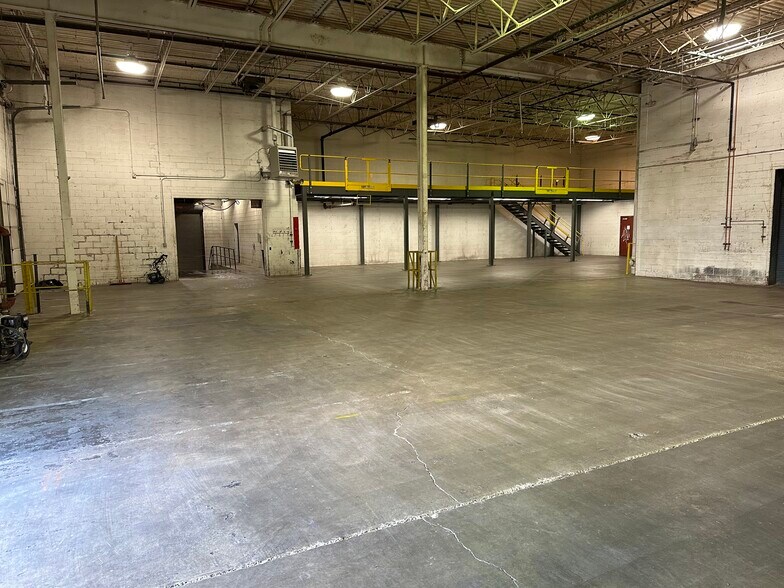 More Photos Of 471 W 3rd St, Winona Warehouse For Lease