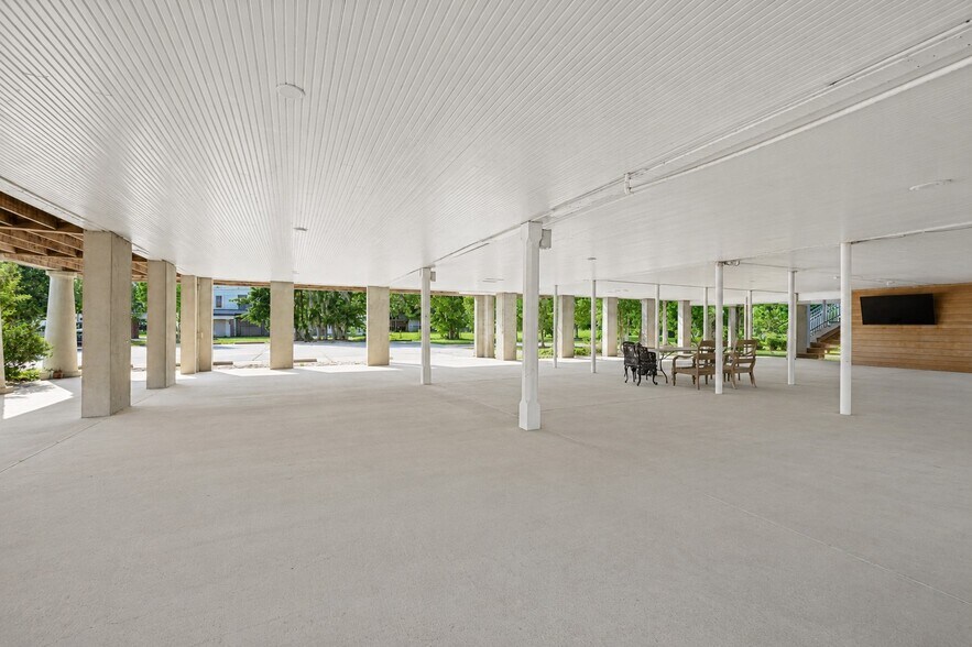 More Photos Of 2001 Lakeshore Dr, Mandeville Office For Sale