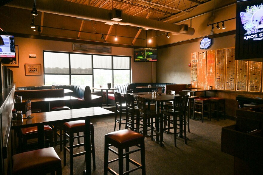 More Photos Of 14126 W Center Rd, Omaha Unknown For Lease