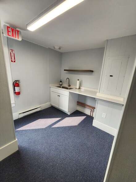 More Photos Of 11 Bartlet St, Andover Storefront Retail Office For Lease