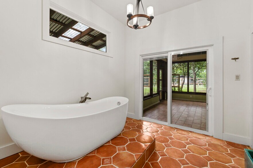 More Photos Of 1012 N Flores St, San Antonio General Retail For Sale