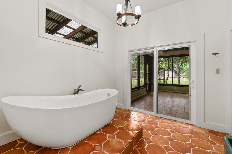 More Photos Of 1012 N Flores St, San Antonio General Retail For Sale